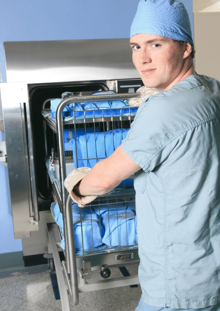 Sterilisations­assistent reinigt OP Werkzeug