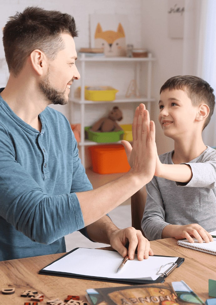 Männlicher Erzieher spielt mit Kind