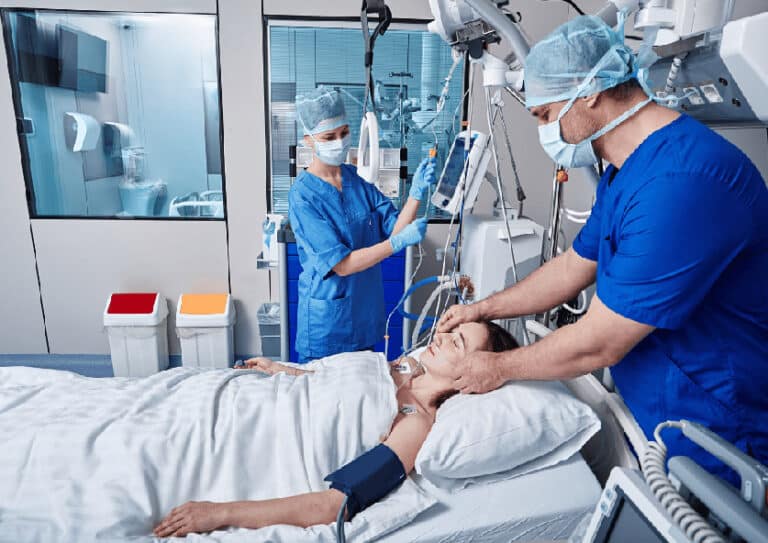 Intensivpflegende mit Patient