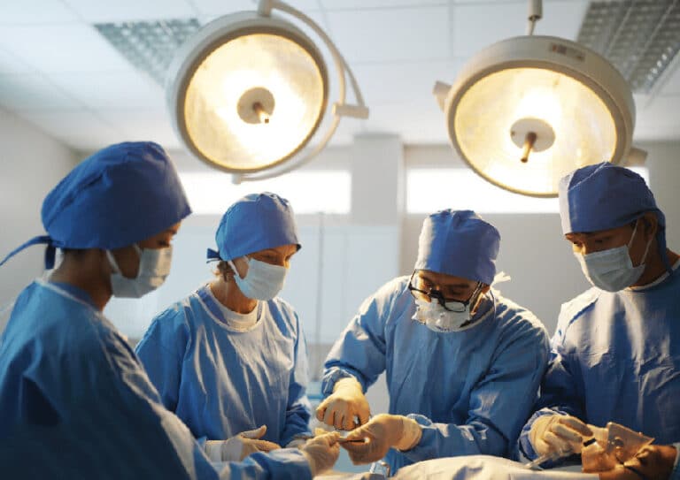 Fachpersonal bereitet Operationssaal vor