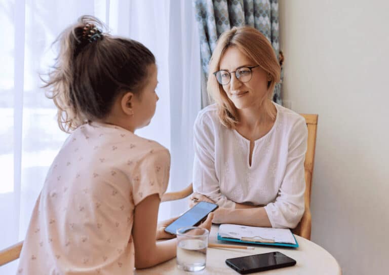 Sozialpädagogin spricht mit Mädchen